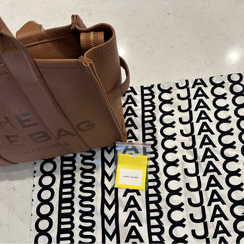 MARC JACOBS THE LEATHER LARGE TOTE BAG ARGAN OIL (W/FREE ORGANIZER)